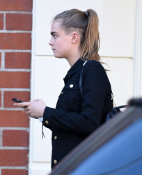 Cara Delevingne - Out and about in Los Angeles, 6 января 2015 (24xHQ) KVs4KFfd