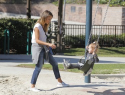 Jessica Alba - Jessica and her family spent a day in Coldwater Park in Los Angeles (2015.02.08.) (196xHQ) KYjFDP7t
