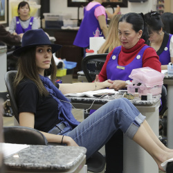 Emmy Rossum - at a nail salon in Beverly Hills - February 20, 2015 (48xHQ) KZjEFZZH