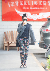 Vanessa Hudgens - Leaving Intelligentsia Coffee in LA - February 26, 2015 (26xHQ) KgO1jCDp