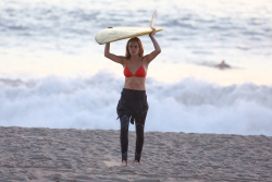 Cara Delevingne - Photoshoot candids in Malibu, 9 января 2015 (133xHQ) KmVUXC02