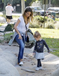 Jessica Alba - Jessica and her family spent a day in Coldwater Park in Los Angeles (2015.02.08.) (196xHQ) LLOkGP2l