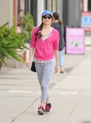 Miranda Cosgrove - Out and about in LA, 22 января 2015 (25xHQ) LMmte5Oi