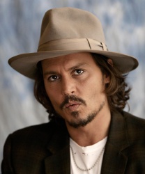 Johnny Depp - "Pirates of the Caribbean: Dead Man's Chest" press conference portraits by Armando Gallo (Los Angeles, June 22, 2006) - 16xHQ LTzRQYai