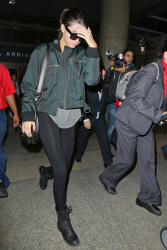 Kendall Jenner - Arriving at LAX airport, 2 января 2015 (55xHQ) Lh2kiCOO