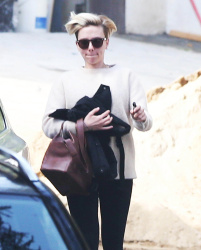Scarlett Johansson - Out and about in LA - February 19, 2015 (28xHQ) LwgQNSHr