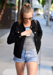 Cara Delevingne - Out and about in Los Angeles, 6 января 2015 (24xHQ) MGLVQpbl