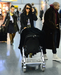 Kim Kardashian - At JFK Airport in New York City with Kanye West (2015. 02. 09) (44xHQ) MPuk0w6U