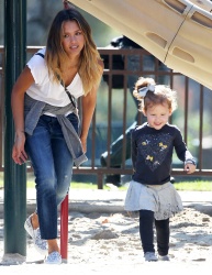 Jessica Alba - Jessica and her family spent a day in Coldwater Park in Los Angeles (2015.02.08.) (196xHQ) MdOhLobs