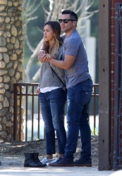 Jessica Alba - Jessica and her family spent a day in Coldwater Park in Los Angeles (2015.02.08.) (196xHQ) MeJ6CiZr
