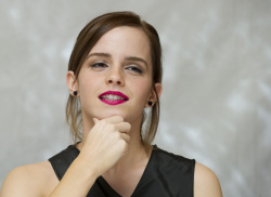 Emma Watson - The Perks of Being a Wallflower press conference portraits by Magnus Sundholm (Toronto, September 7, 2012) - 22xHQ MuMEGQq2