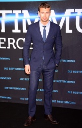 Theo James - на премьере фильма 'Divergent' at Sony Centre, Берлин, 1 апреля 2014 (129xHQ) N7x2QdTY
