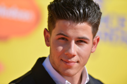 Nick Jonas - 28th Annual Kids' Choice Awards, Inglewood, 28 марта 2015 (83xHQ) NRKzuaXs
