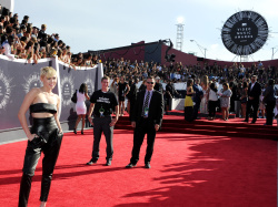 Miley Cyrus - 2014 MTV Video Music Awards in Los Angeles, August 24, 2014 - 350xHQ Njq0EEvO