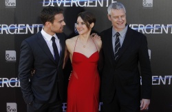 Theo James - Shailene Woodley, Theo James - на премьере фильма 'Divergent' at Callao Cinema, Мадрид, 3 апреля 2014 (302xHQ) NqnmfO2K