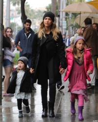 Jessica Alba - Shopping with her daughters in Los Angeles, 10 января 2015 (89xHQ) NwQhPQ28
