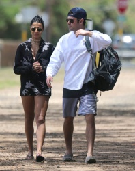 Zac Efron - Zac Efron & Sami Miró - going for a stroll to the beach in Oahu, Hawaii, 2015.05.30 - 16xHQ O33kqbAI