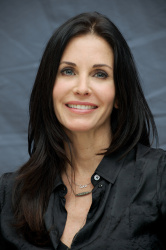 Courteney Cox - Cougar Town press conference portraits by Vera Anderson (Beverly Hills, October 29, 2010) - 8xHQ OEuoSZVA
