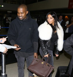Kim Kardashian & Kanye West - At LAX Airport in Los Angeles, 7 января 2015 (68xHQ) OeeXpSzZ