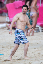 Mark Wahlberg - and his family seen enjoying a holiday in Barbados (December 26, 2014) - 165xHQ OwIchyIT