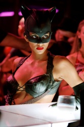 Halle Berry, Sharon Stone, Benjamin Bratt, Lambert Wilson - промо стиль и постеры к фильму "Catwoman (Женщина-кошка)", 2004 (77хHQ) QFn3sAZU