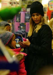 Jessica Alba - Shopping with her daughters in Los Angeles, 10 января 2015 (89xHQ) QIltIykj
