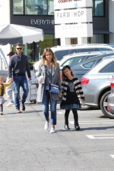 Jessica Alba - Jessica and her family spent a day in Coldwater Park in Los Angeles (2015.02.08.) (196xHQ) RYJvaMKh