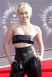 Miley Cyrus - 2014 MTV Video Music Awards in Los Angeles, August 24, 2014 - 350xHQ SGPtcgqR