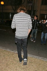 Andrew Garfield - Andrew Garfield & Emma Stone - Leaving an Arcade Fire concert in Los Angeles - May 27, 2015 - 108xHQ SpG9v0V4