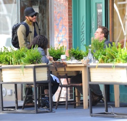 Jake Gyllenhaal & Jonah Hill & America Ferrera - Out And About In NYC 2013.04.30 - 37xHQ SqO7Tgnb
