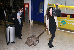 Holly Marie Combs - Shannen Doherty и Holly Marie Combs - arriving in Sydney, 26 марта 2014 (50xHQ) TszkS4g5