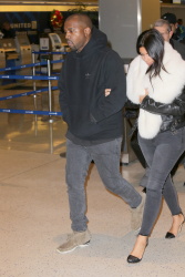 Kim Kardashian и Kanye West - Arriving at JFK airport in New York, 7 января 2015 (63xHQ) TyWdo6LD