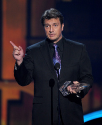 Nathan Fillion - 39th Annual People's Choice Awards at Nokia Theatre in Los Angeles (January 9, 2013) - 28xHQ UHZI5shB