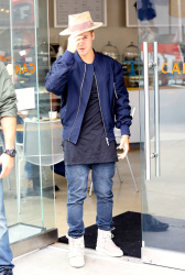Justin Bieber - Seen out with Jazmyn in Los Angeles, California (2015.04.23) - 24xHQ UkWuWnra