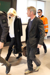 Sean Penn - Sean Penn and Charlize Theron - depart from Rome after a Valentine's Day weekend - February 15, 2015 (37xHQ) UvAuxtME