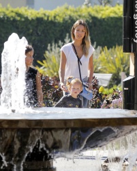 Jessica Alba - Jessica and her family spent a day in Coldwater Park in Los Angeles (2015.02.08.) (196xHQ) VznrGCNC