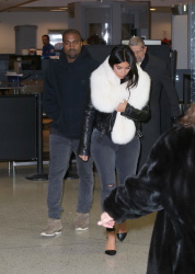 Kanye West - Kim Kardashian и Kanye West - Arriving at JFK airport in New York, 7 января 2015 (63xHQ) WGlsbc1h