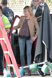Sarah Hyland - Set of 'Modern Family' in Los Angeles, 8 января 2015 (10xHQ) WHWUXR0Q