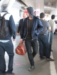 Ryan Gosling - Arriving at LAX Airport in LA - April 17, 2015 - 25xHQ Wbbvn93Z