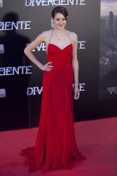 Shailene Woodley, Theo James - на премьере фильма 'Divergent' at Callao Cinema, Мадрид, 3 апреля 2014 (302xHQ) WjRujZId