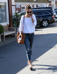 Alessandra Ambrosio - Out and about in Brentwood, 27 января 2015 (33xHQ) WpaU0DyM