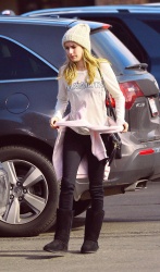 Emma Roberts - out in Mammoth Lakes, 7 января 2015 (8xHQ) XE9VKcFi
