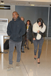 Kim Kardashian и Kanye West - Arriving at JFK airport in New York, 7 января 2015 (63xHQ) XYrIrLmU