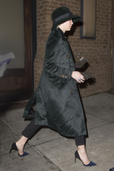 Jennifer Lawrence - going to see Cabaret Musical in New York, 9 января 2015 (13xHQ) Xwo8zuUb