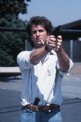 Mel Gibson - Mel Gibson, Danny Glover - Постеры и промо к фильму "Lethal Weapon (Смертельное оружие)", 1987 (15xHQ) Y6IfRC6G