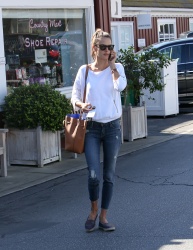 Alessandra Ambrosio - Out and about in Brentwood, 27 января 2015 (33xHQ) YDMmTb51