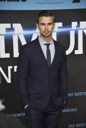 Theo James - на премьере фильма 'Divergent' at Sony Centre, Берлин, 1 апреля 2014 (129xHQ) YmY82oXG