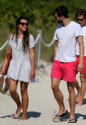 Jamie Dornan - At the beach with his girlfriend, Amelia Warner in Miami - January 17, 2013 - 25xHQ YsyPSxBo