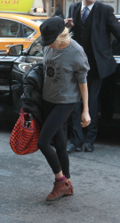 Sienna Miller - walking to a building in Midtown, New York, 15 января 2015 (39xHQ) Z0TjvwVi