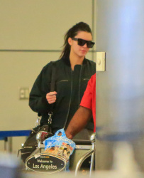 Kendall Jenner - Arriving at LAX airport, 2 января 2015 (55xHQ) ZccqDDdJ
